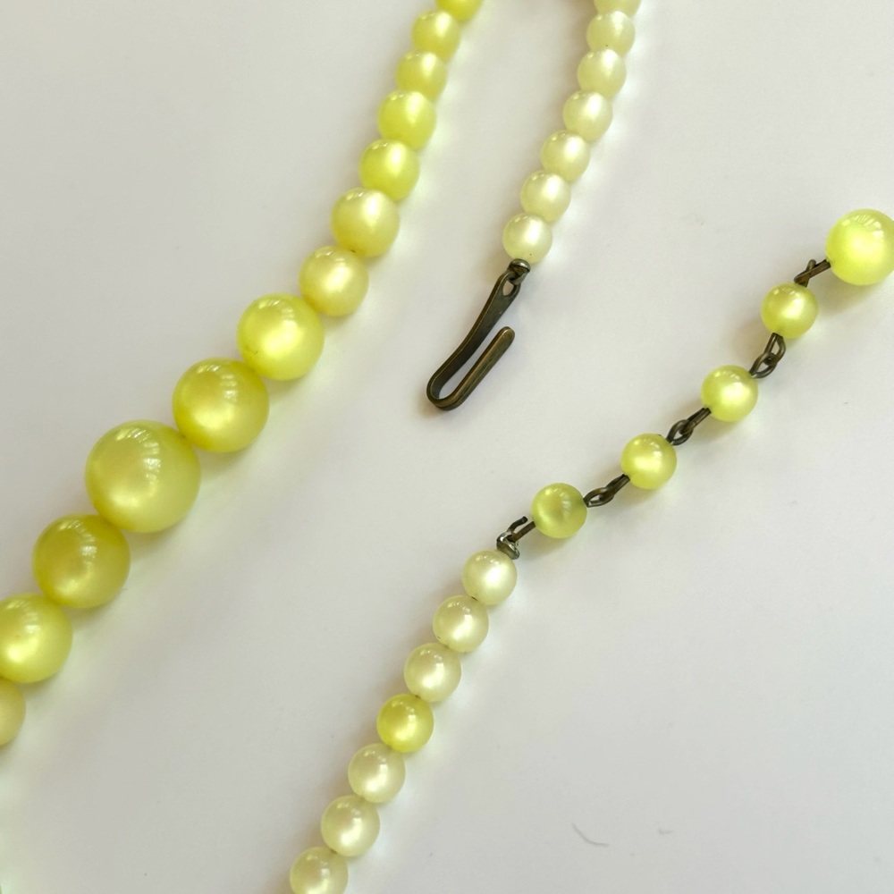Vintage Yellow Moonglow Lucite Graduated Choker 13” w/ 2 1/2” Extender 40’s-50’s - Picture 15 of 16